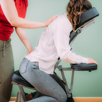 B&uuml;romassage R&uuml;cken Frau Blick nach rechts